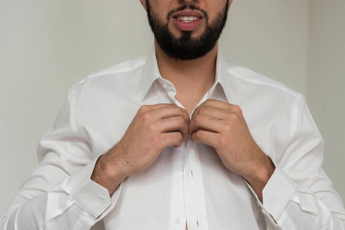 noivo se arrumando com os padrinhos