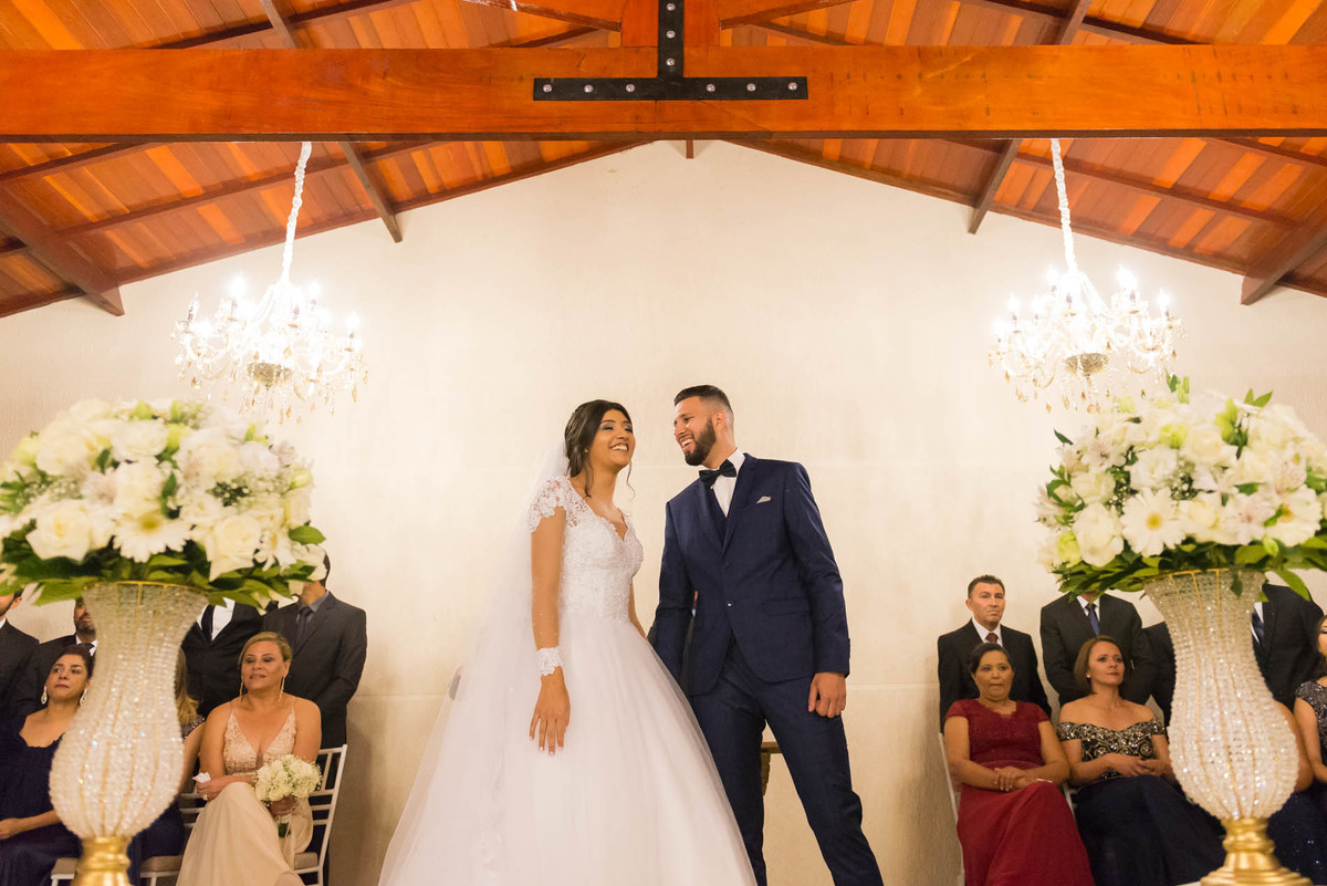 noivos se olham durante a cerimonia na chacara amor eterno