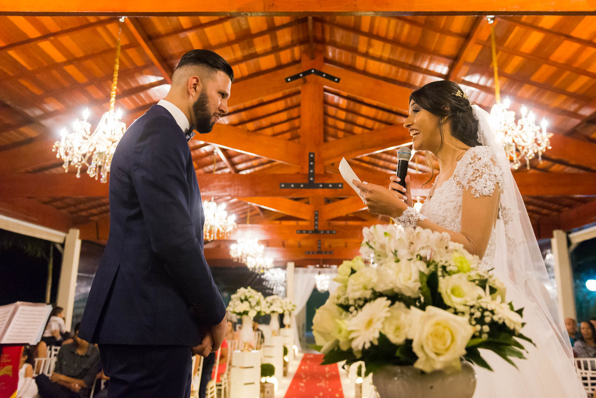 noiva declarando seus votos durante a cerimonia na chacara amor eterno