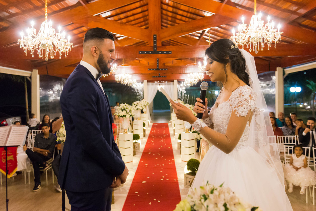 noiva declarando seus votos durante a cerimonia na chacara amor eterno