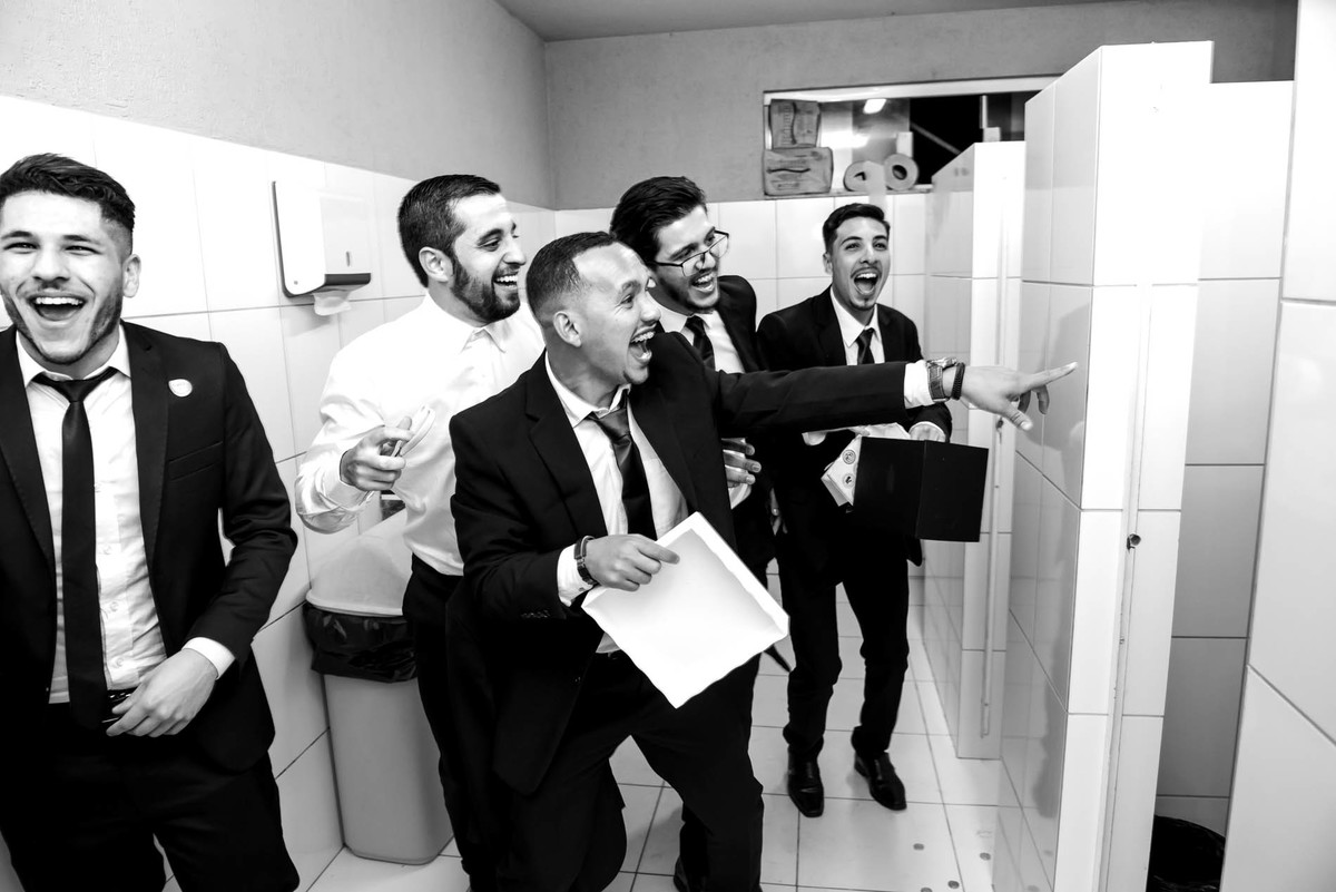 gravata do noivo durante a festa na chacara amor eterno