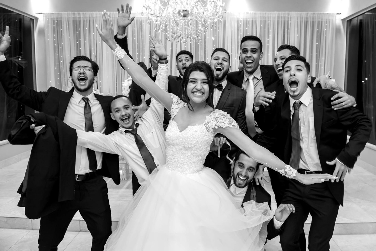 gravata do noivo durante a festa na chacara amor eterno