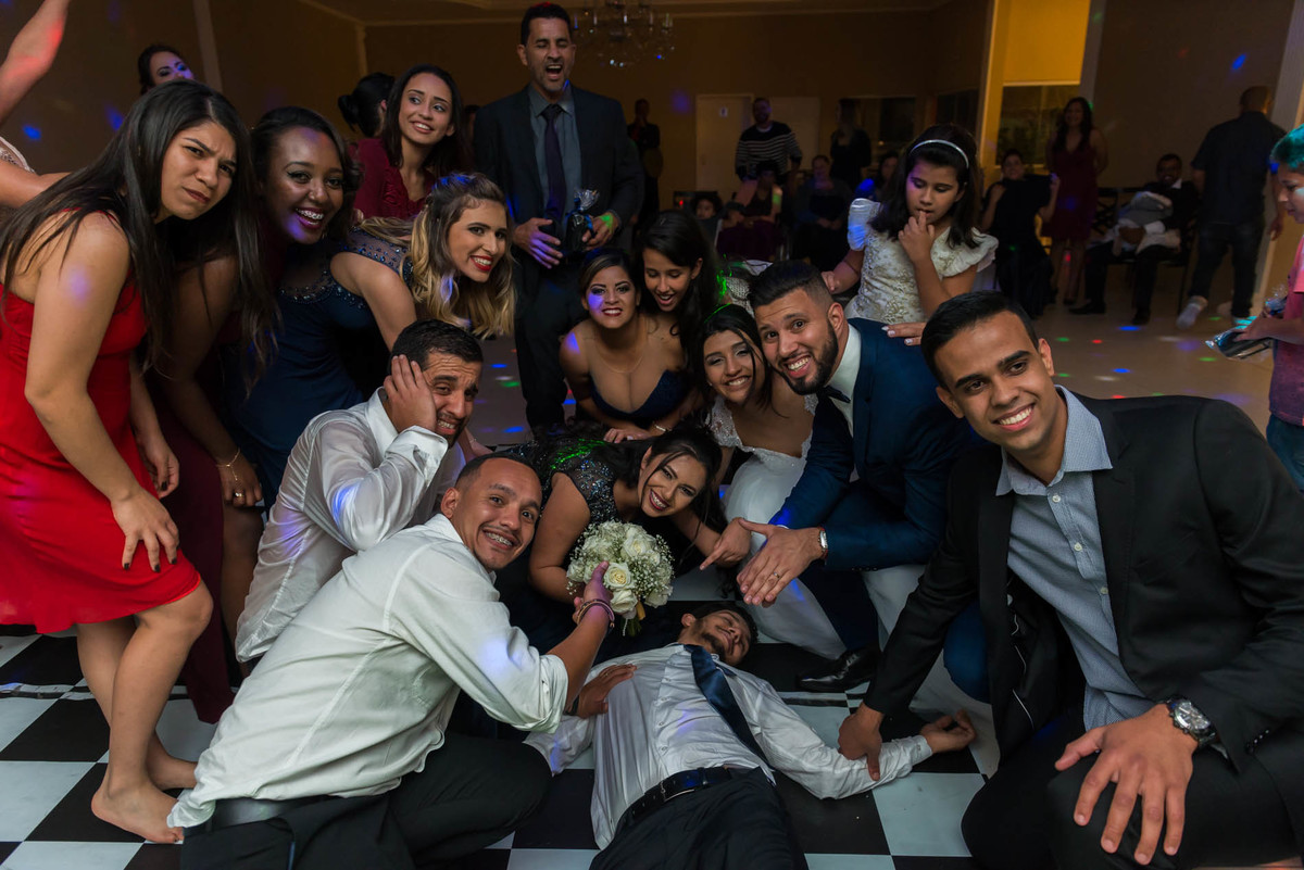 noiva jogando o buquet