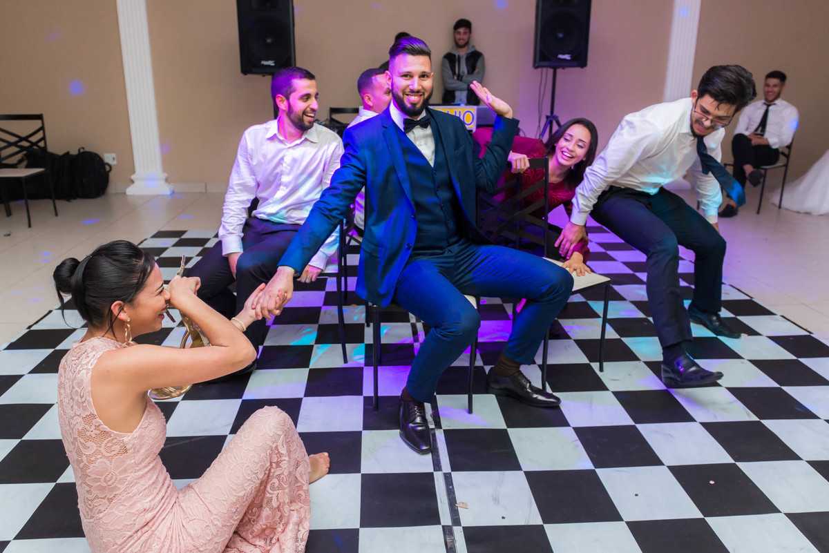 convidados dançando na pista de dança