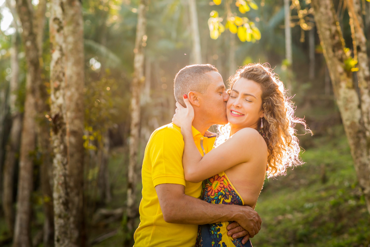 casal abraçados sorrindo em sitio na cidade de Juquitiba