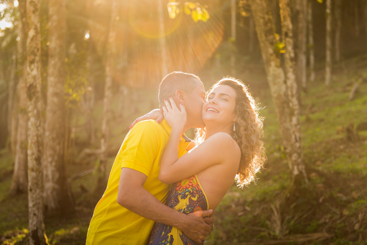 casal abraçados sorrindo em sitio na cidade de Juquitiba