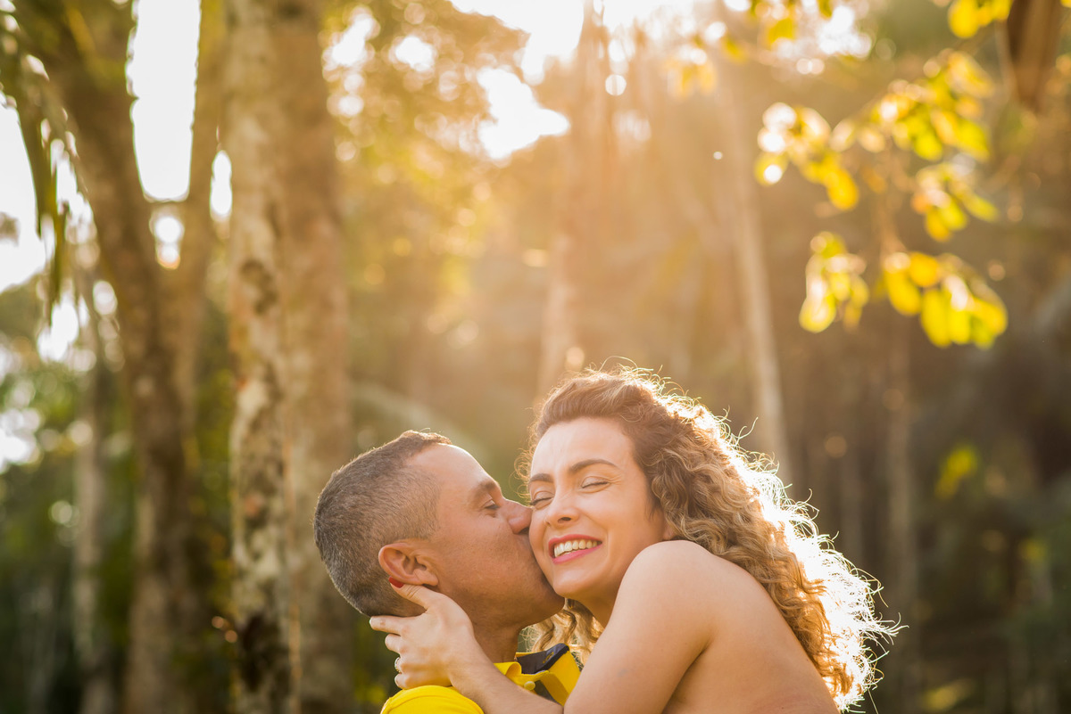 casal abraçados sorrindo em sitio na cidade de Juquitiba