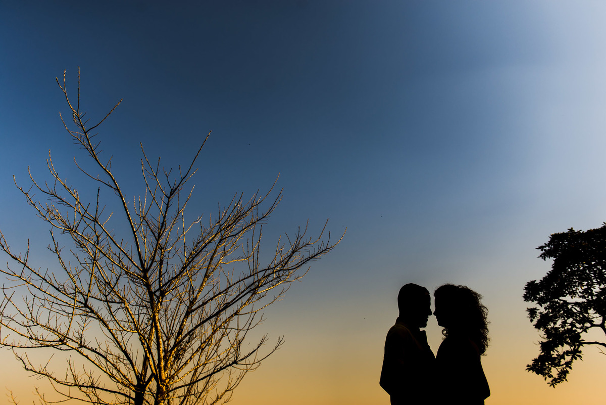 casal abraçados com o por do sol em sitio na cidade de Juquitiba