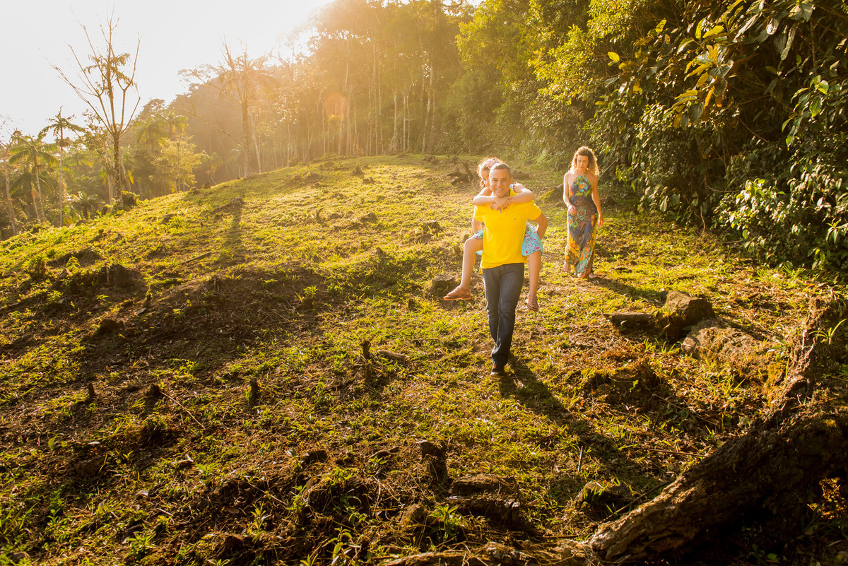 família caminhando e sorrindo em sitio na cidade de Juquitiba