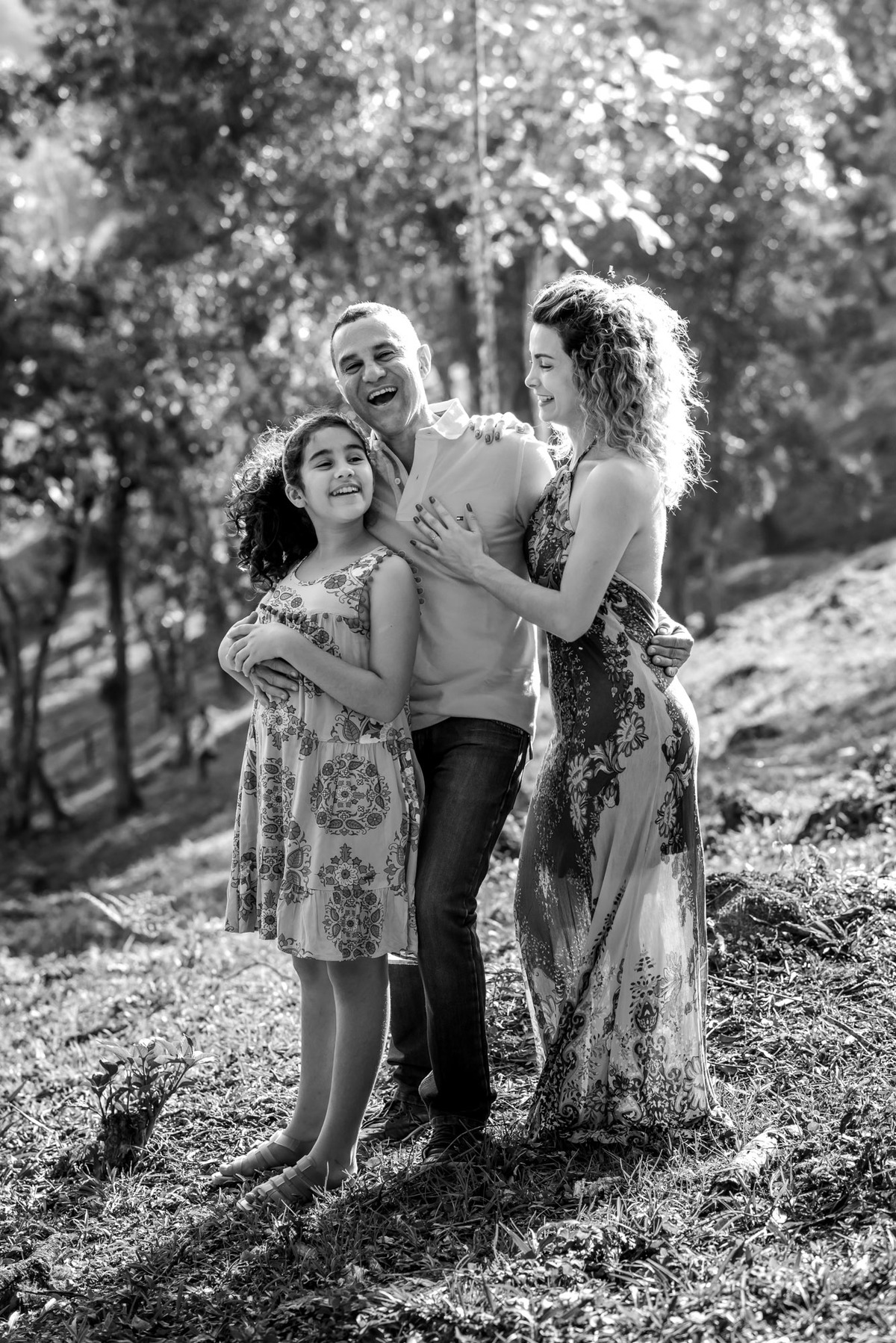  família abraçados e sorrindo em sitio na cidade de Juquitiba
