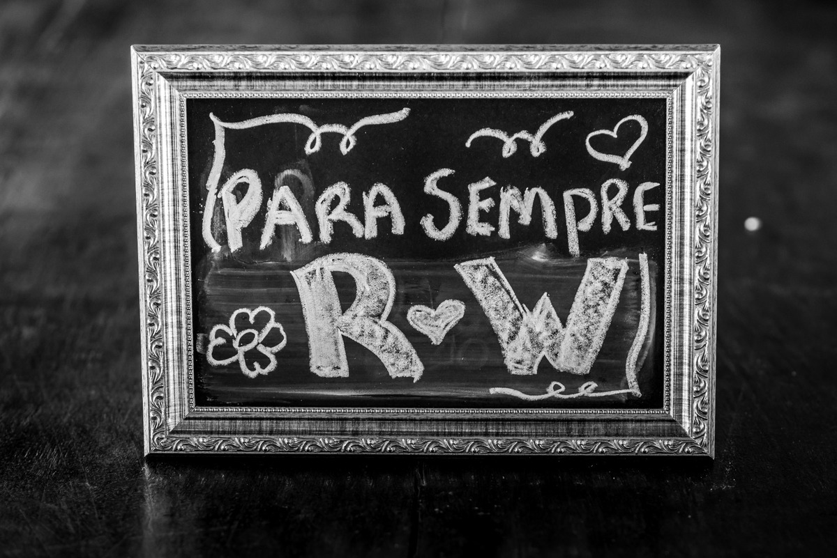 placa com as inicias do casal em sitio Juquitiba