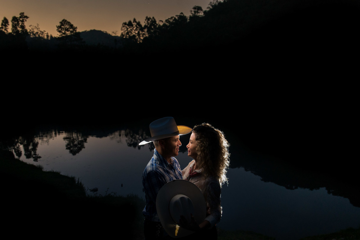 casal se olhando com lago ao fundo em sitio na cidade de Juquitiba