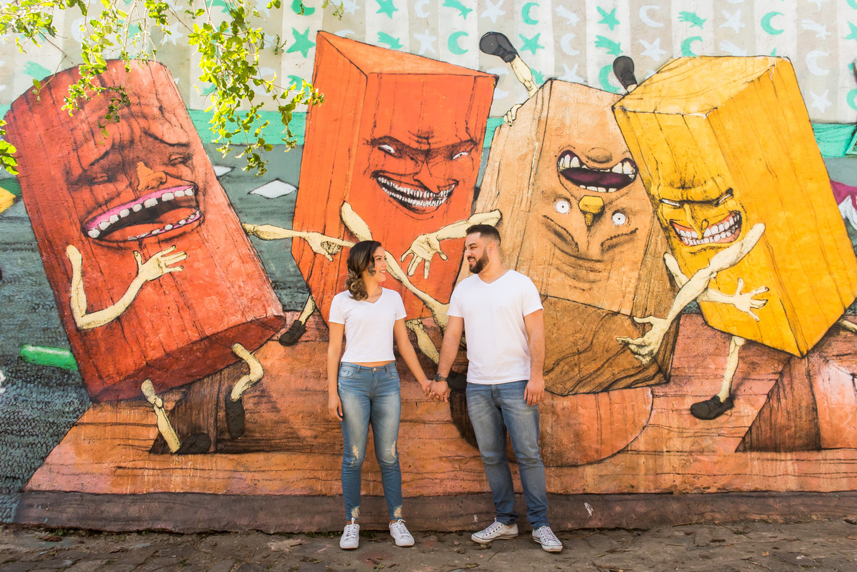 ensaio de casal - casal de mãos dadas no Beco do Batman na Vila Madalena