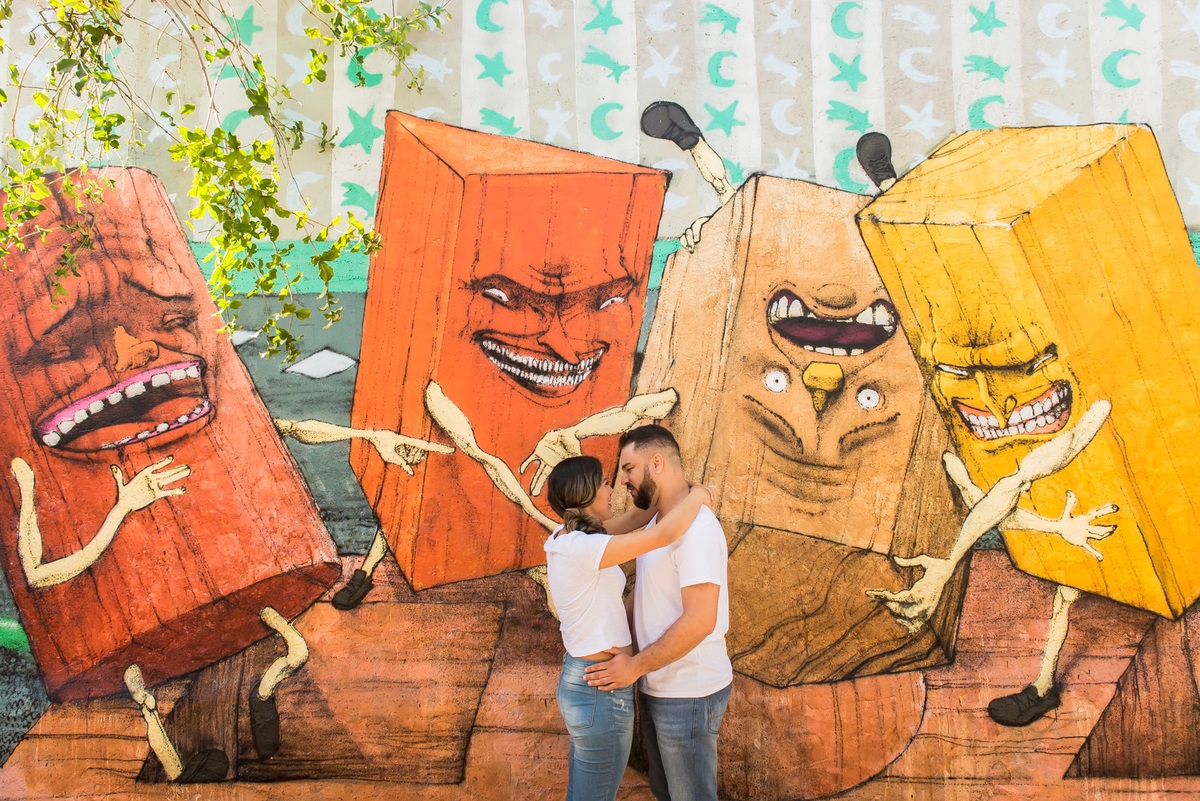 ensaio de casal - casal de mãos dadas no Beco do Batman na Vila Madalena