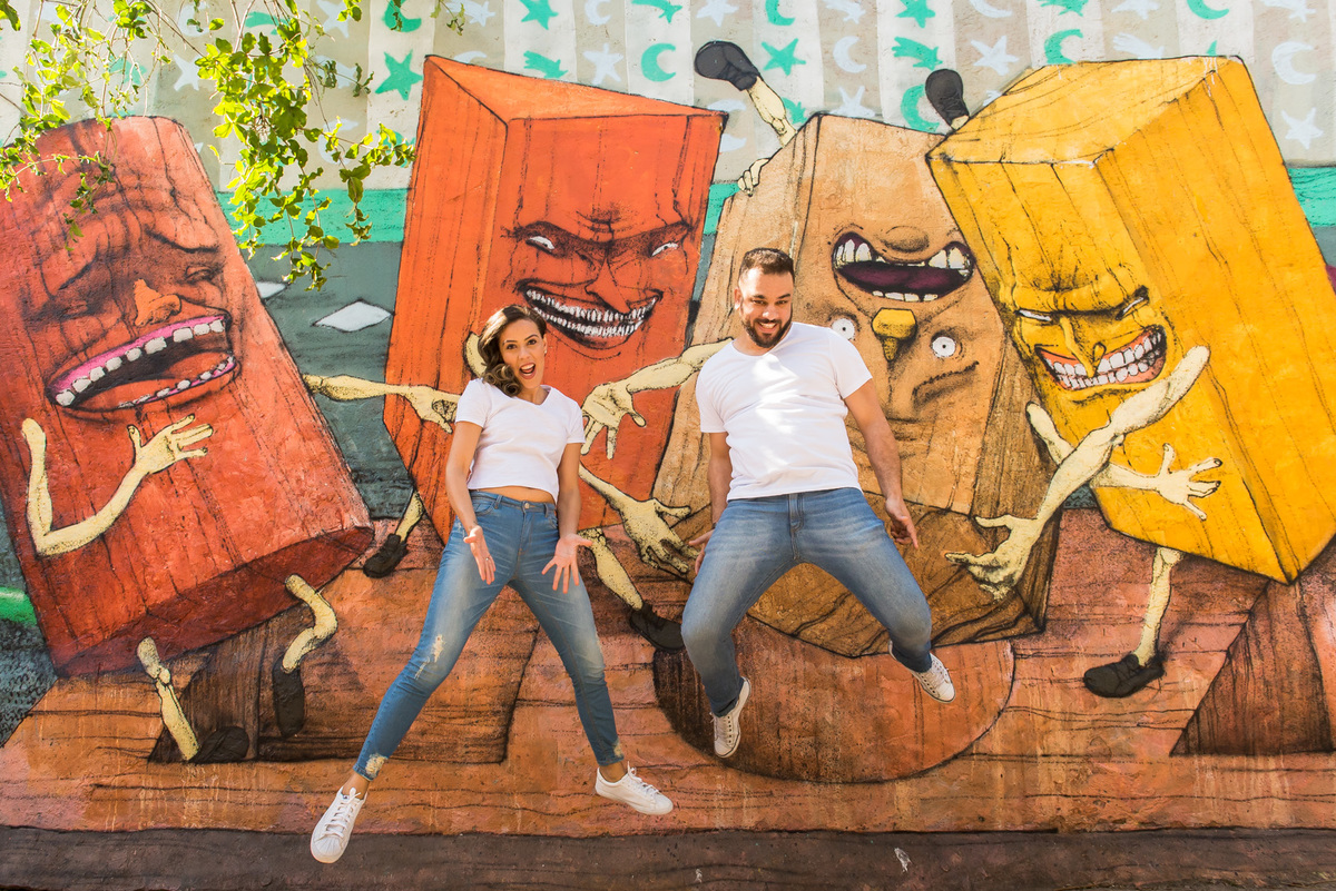 ensaio de casal, pre-wedding casal de pulando no Beco do Batman na Vila Madalena