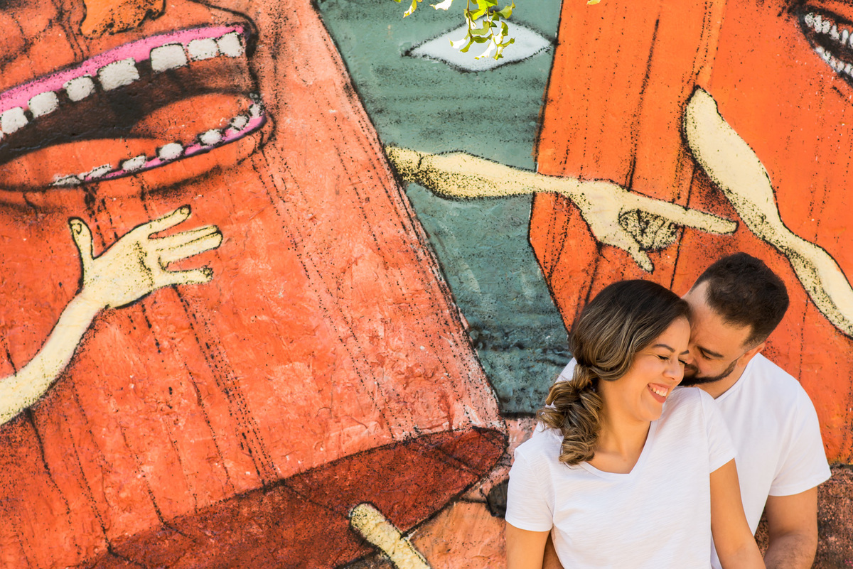ensaio de casal, pre-wedding casal abraçados sorrindo no Beco do Batman na Vila Madalena