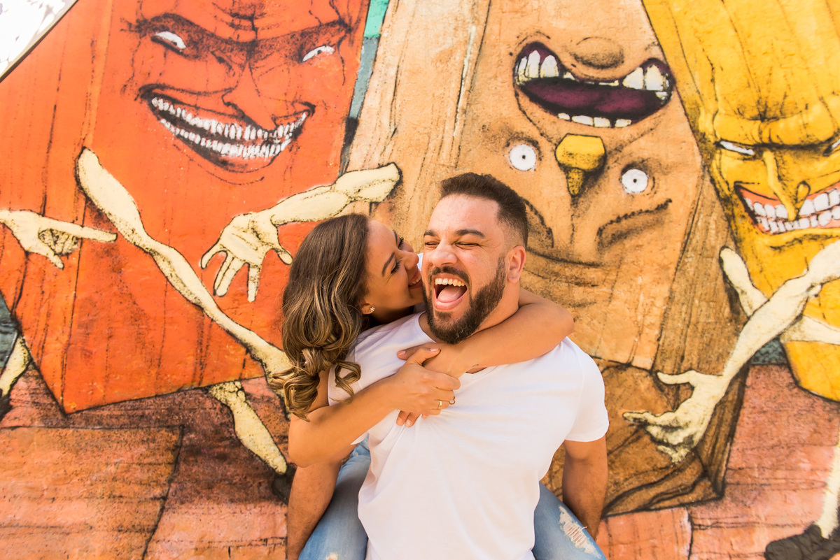 ensaio de casal, pre-wedding casal abraçados sorrindo no Beco do Batman na Vila Madalena