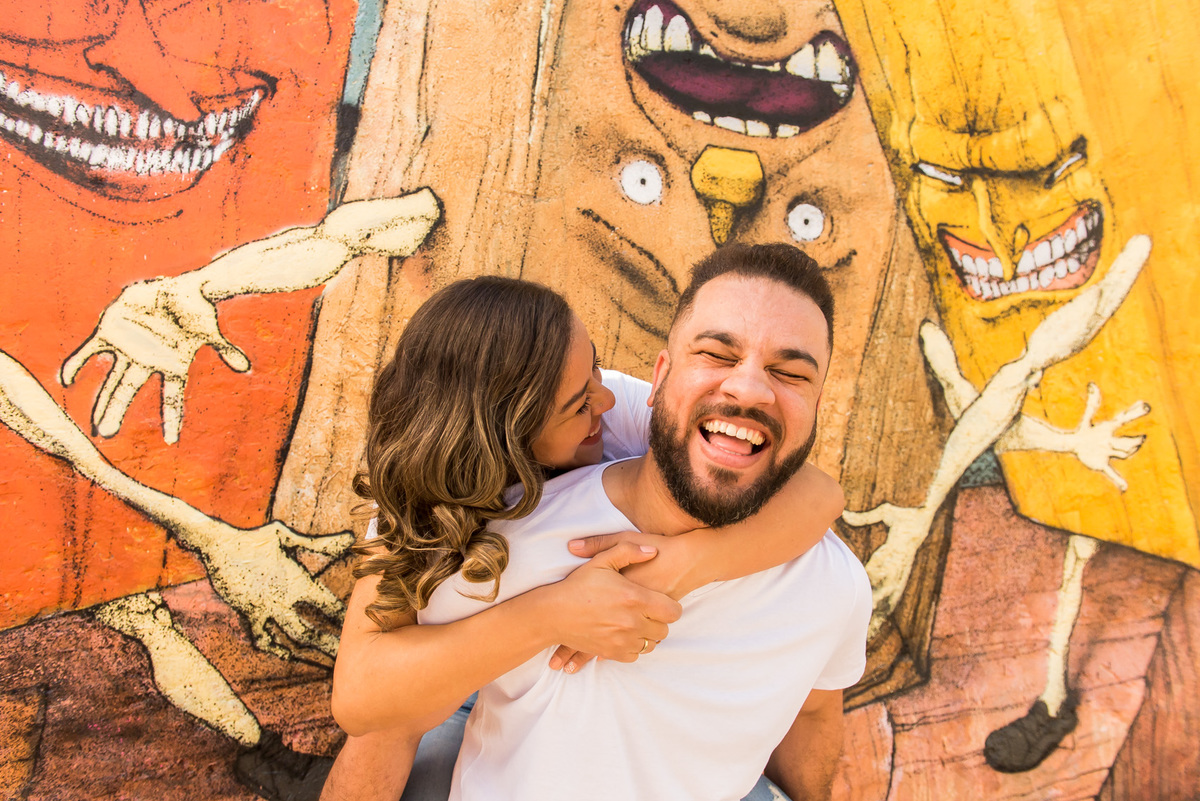 ensaio de casal, pre-wedding casal abraçados sorrindo no Beco do Batman na Vila Madalena