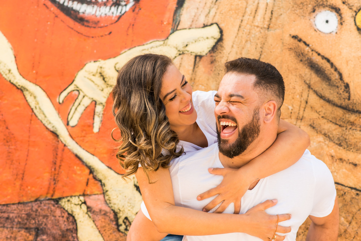 ensaio de casal, pre-wedding casal abraçados sorrindo no Beco do Batman na Vila Madalena