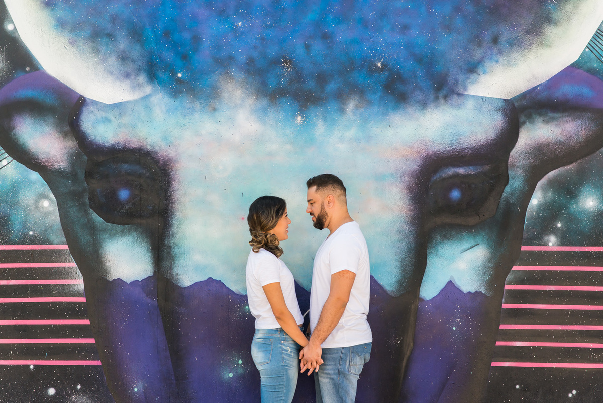 ensaio de casal, pre-wedding casal de mãos dadas no Beco do Batman na Vila Madalena