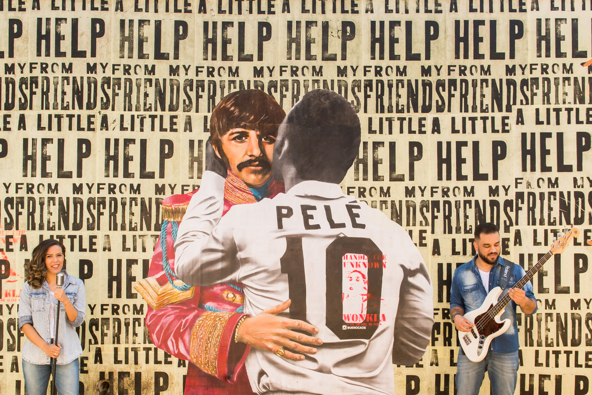 ensaio de casal, pre-wedding casal cantando e tocando no Beco do Batman na Vila Madalena