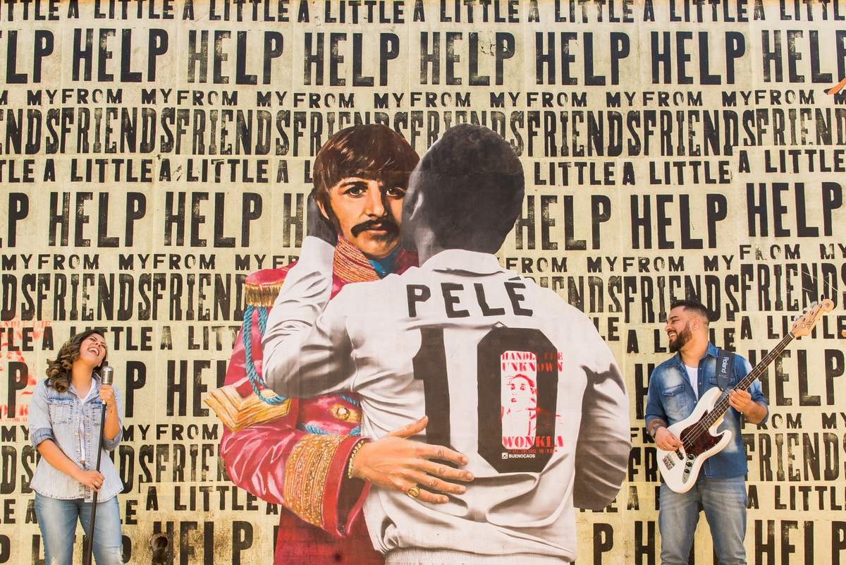 ensaio de casal, pre-wedding casal cantando e tocando no Beco do Batman na Vila Madalena