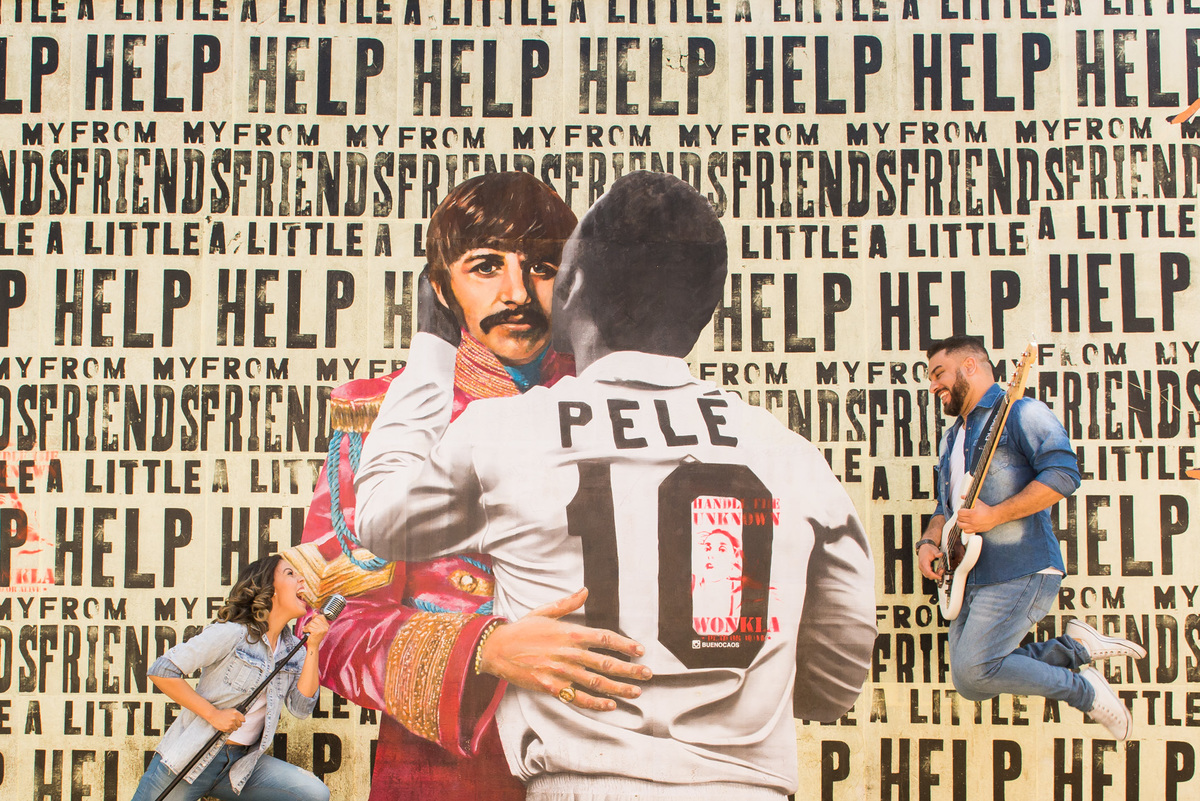 ensaio de casal, pre-wedding casal cantando e tocando no Beco do Batman na Vila Madalena