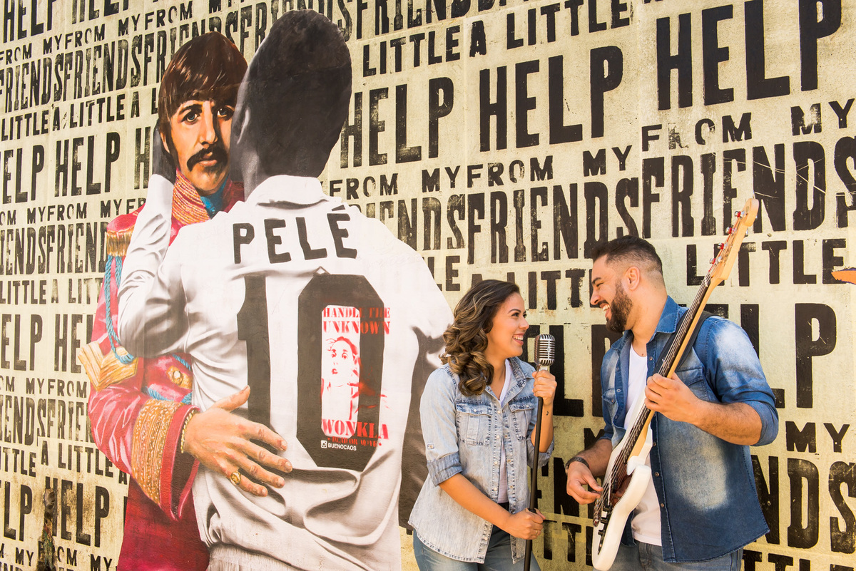 ensaio de casal, pre-wedding casal cantando e tocando no Beco do Batman na Vila Madalena