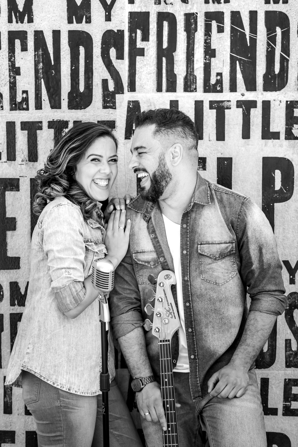 ensaio de casal, pre-wedding casal sorrindo no Beco do Batman na Vila Madalena