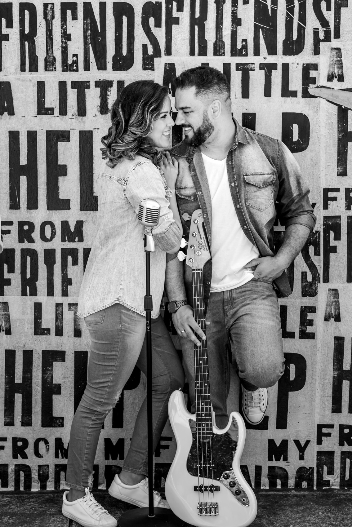 ensaio de casal, pre-wedding casal sorrindo no Beco do Batman na Vila Madalena