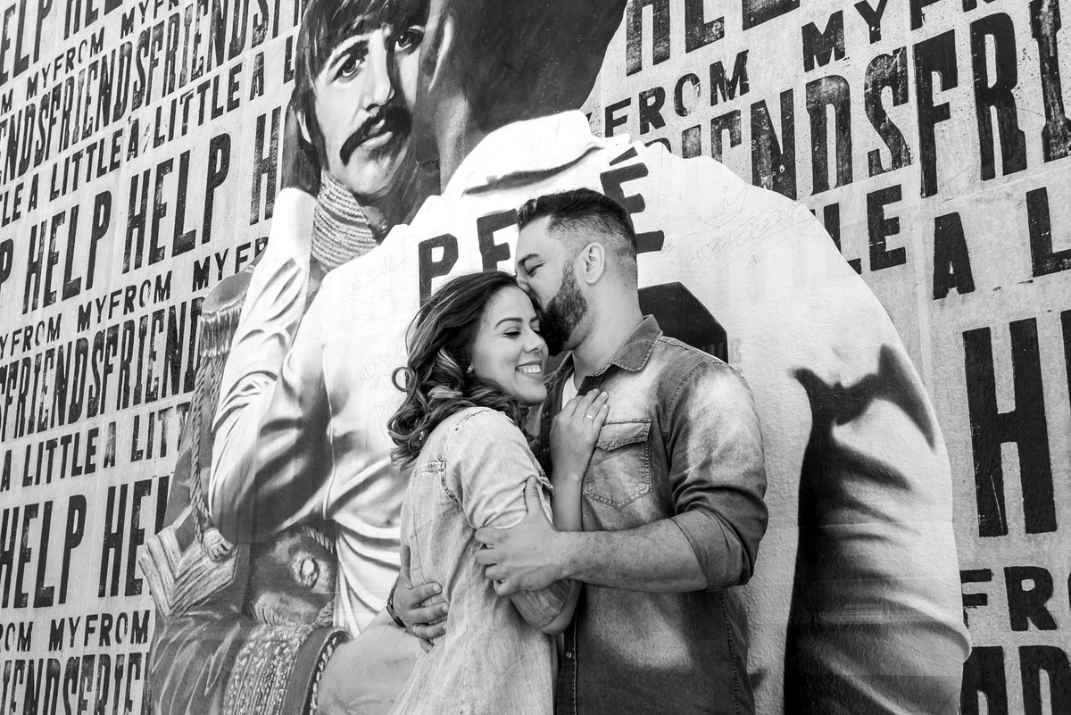 ensaio de casal, pre-wedding casal abraçados no Beco do Batman na Vila Madalena