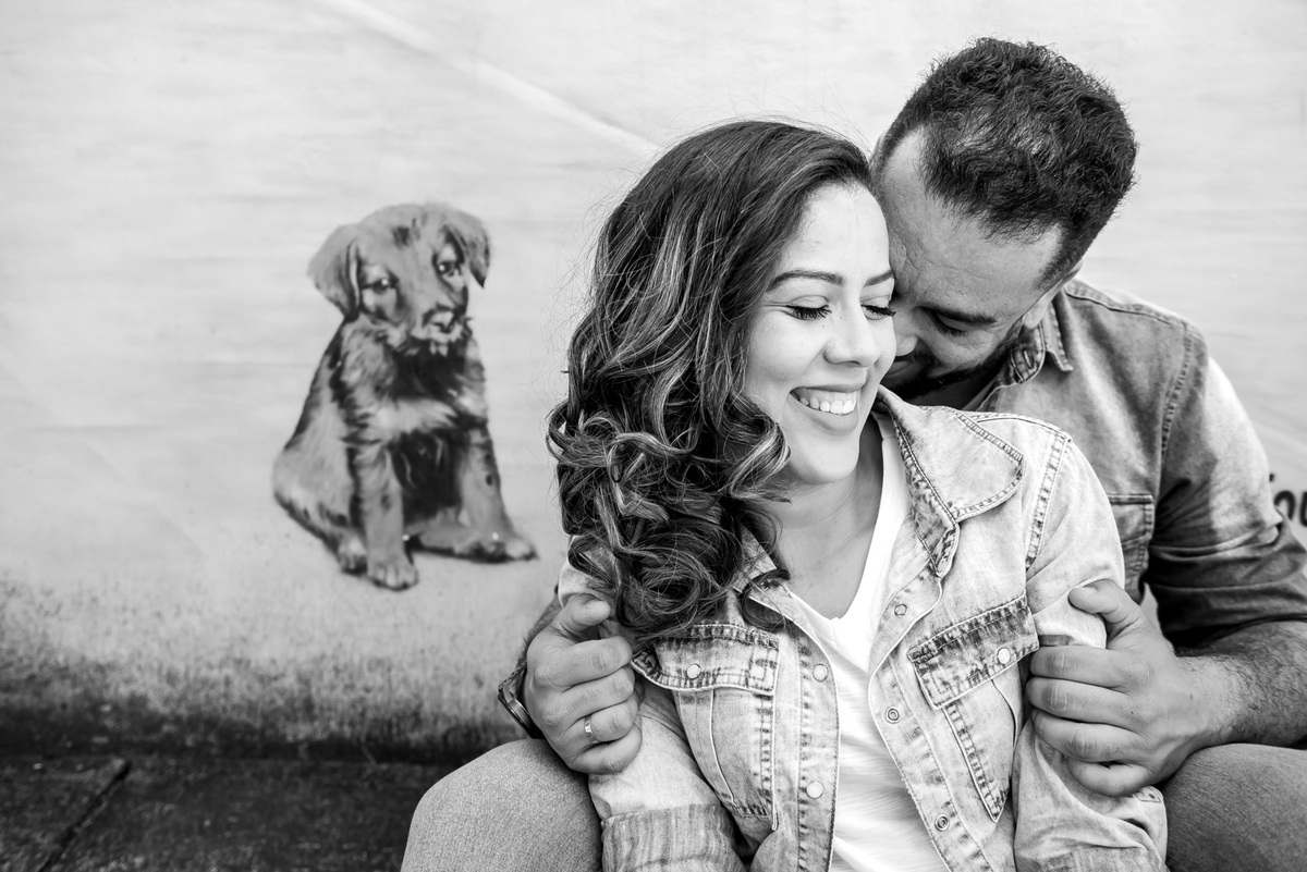 ensaio de casal, pre-wedding casal abraçados no Beco do Batman na Vila Madalena