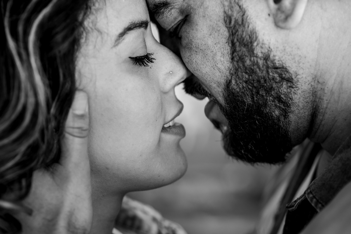 ensaio de casal, pre-wedding casal abraçados no Beco do Batman na Vila Madalena