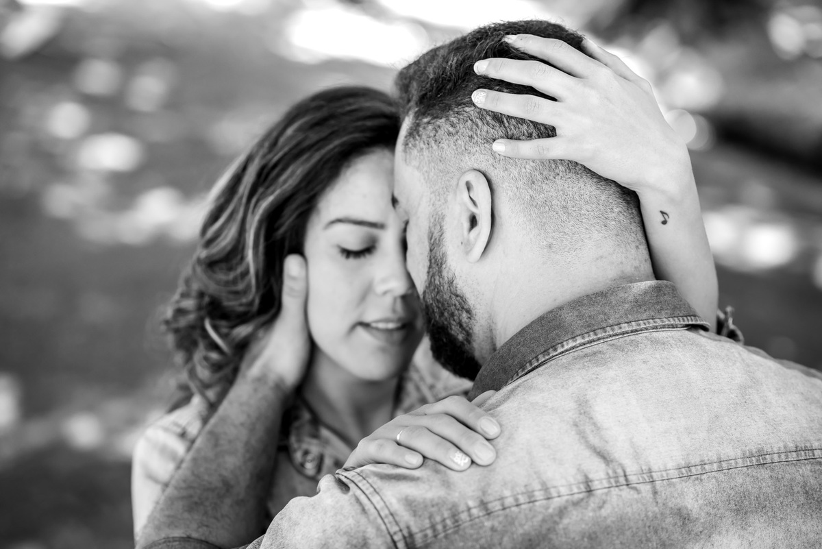 ensaio de casal, pre-wedding casal abraçados no Beco do Batman na Vila Madalena