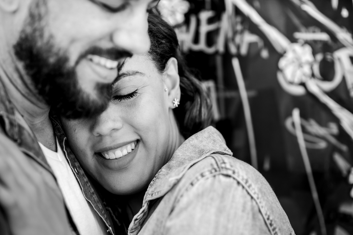 ensaio de casal, pre-wedding casal abraçados no Beco do Batman na Vila Madalena