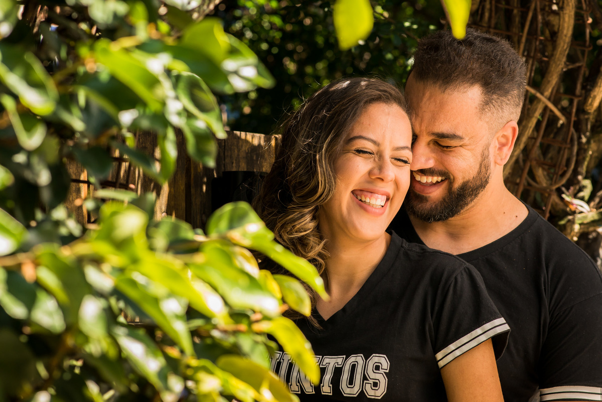 ensaio de casal, pre-wedding casal sorrindo no Beco do Batman na Vila Madalena