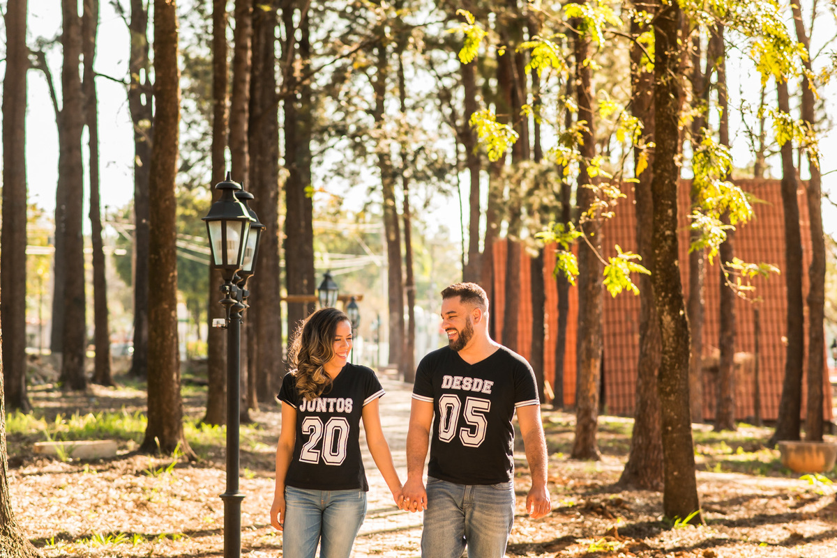 ensaio de casal, pre-wedding casal caminhando no Parque do Lago em Holambra cidade das flores