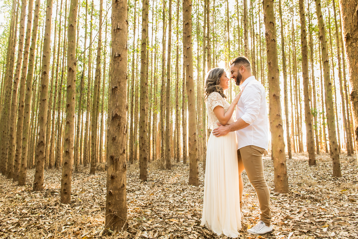 ensaio de casal, pre-wedding casal abraçados em platação de eucaliptos em Holambra cidade das flores