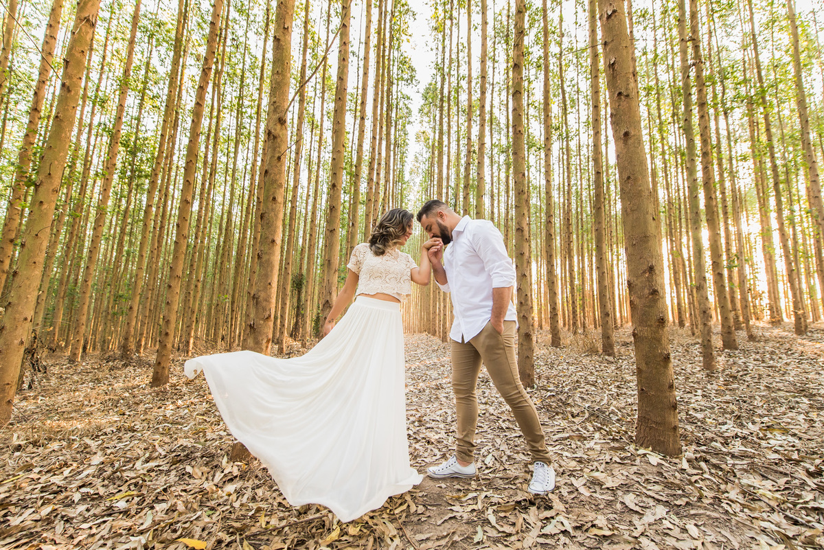 ensaio de casal, pre-wedding casal se beijando em platação de eucaliptos em Holambra cidade das flores