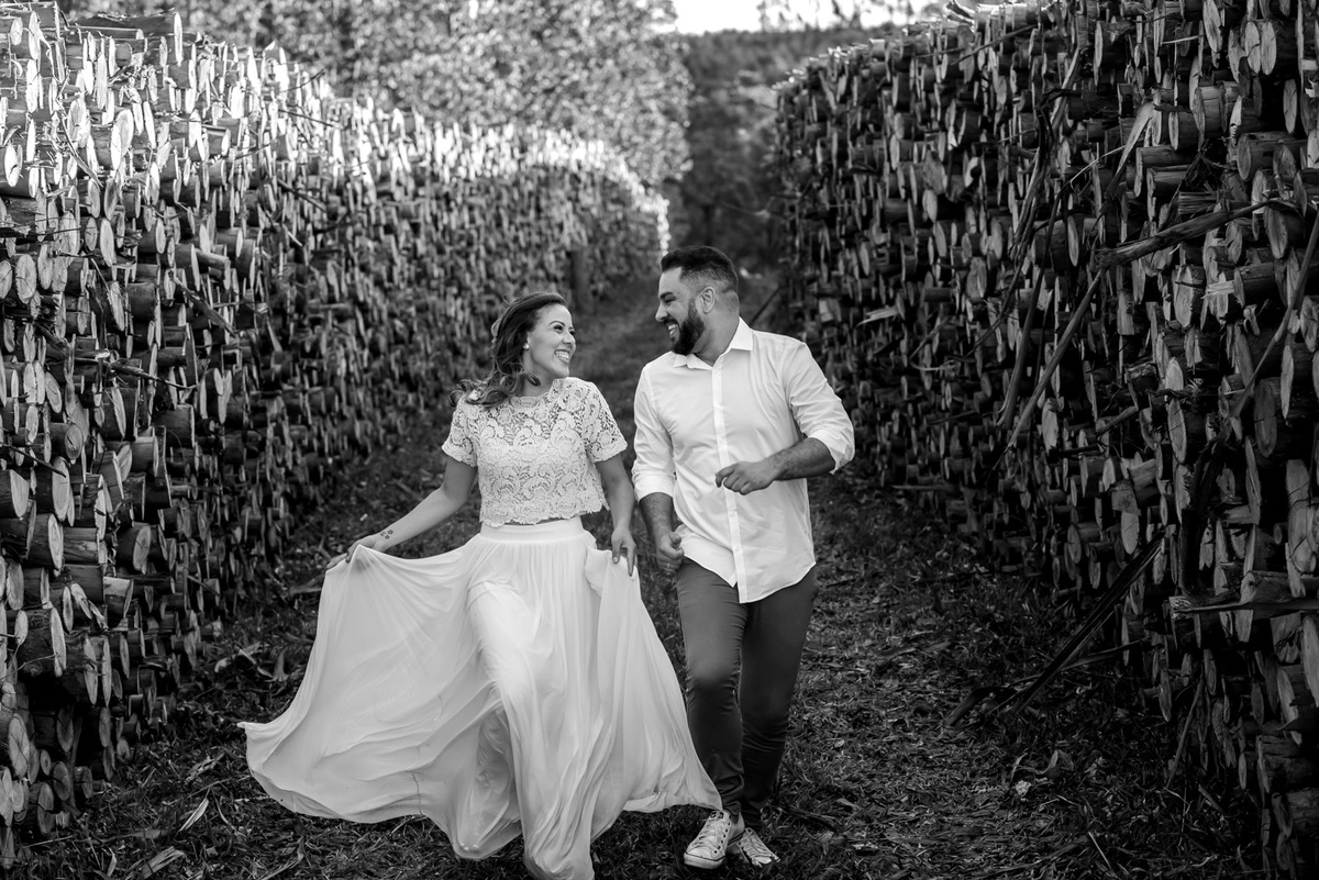 ensaio de casal, pre-wedding casal correndo em platação de eucaliptos em Holambra cidade das flores