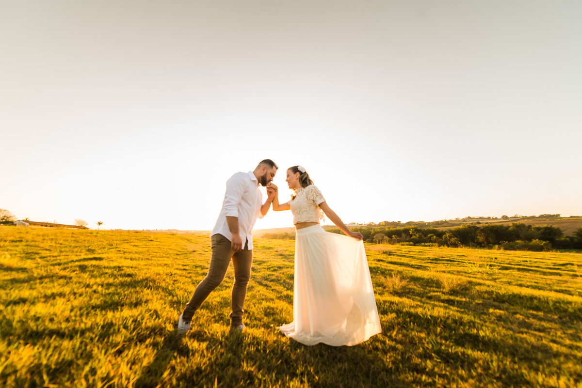 ensaio de casal, pre-wedding casal em campo de feno no por do sol em Holambra cidade das flores