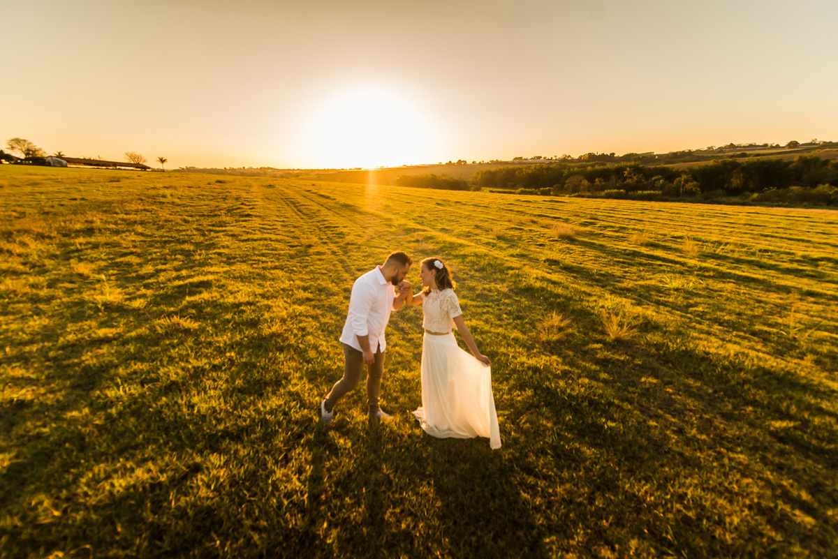 ensaio de casal, pre-wedding casal em campo de feno no por do sol em Holambra cidade das flores