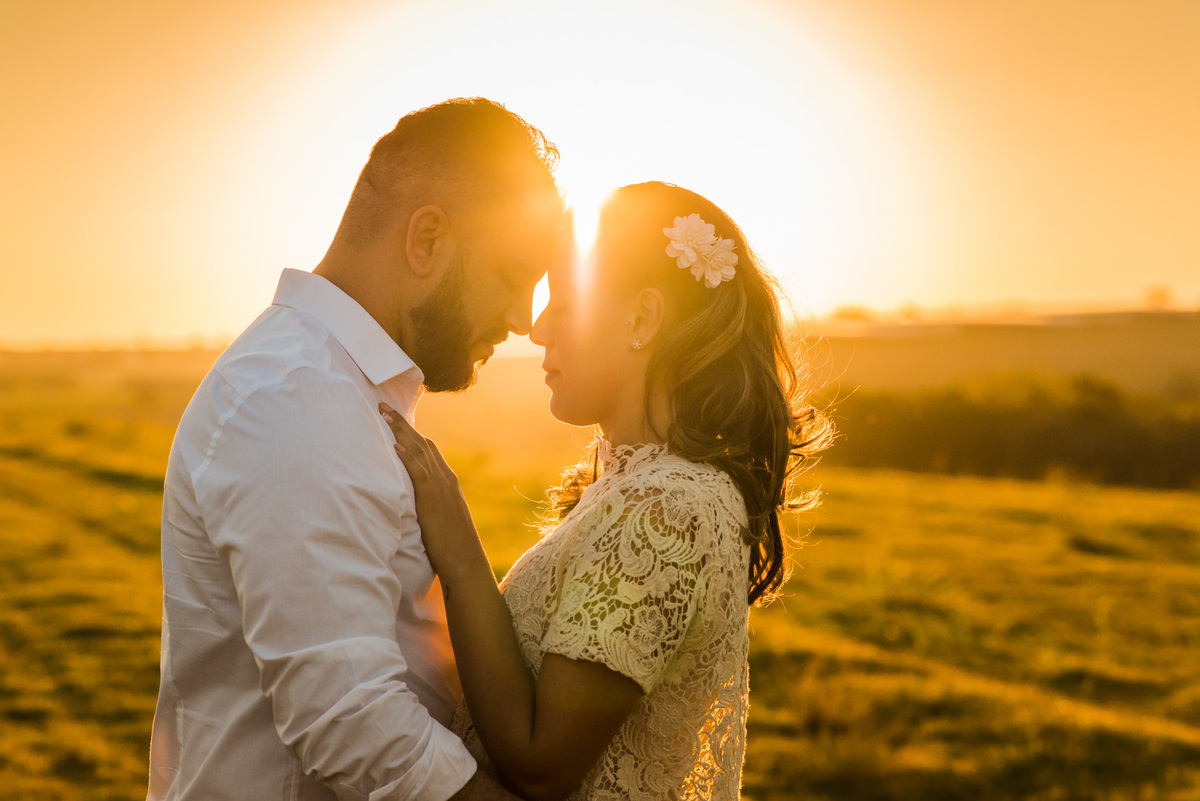 ensaio de casal, pre-wedding casal em campo de feno no por do sol em Holambra cidade das flores