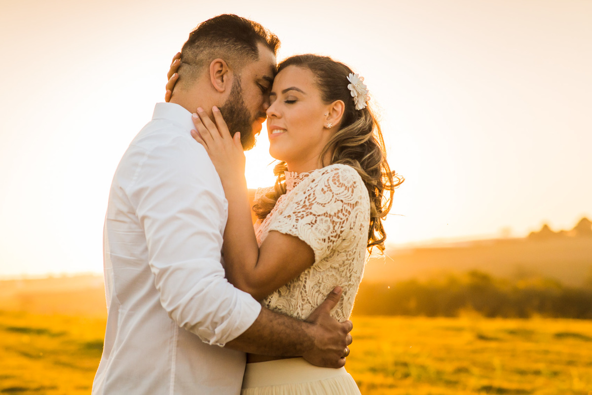 ensaio de casal, pre-wedding casal se beijando em campo de feno no por do sol em Holambra cidade das flores