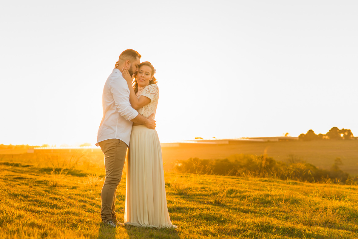 ensaio de casal, pre-wedding casal se beijando em campo de feno no por do sol em Holambra cidade das flores