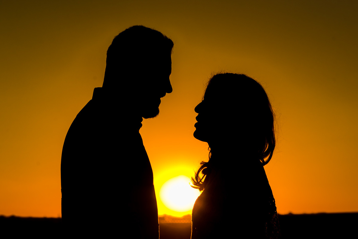 ensaio de casal, pre-wedding casal em feno no por do sol em Holambra cidade das flores
