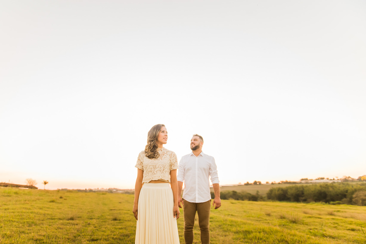 ensaio de casal, pre-wedding casal em campo de feno no por do sol em Holambra cidade das flores