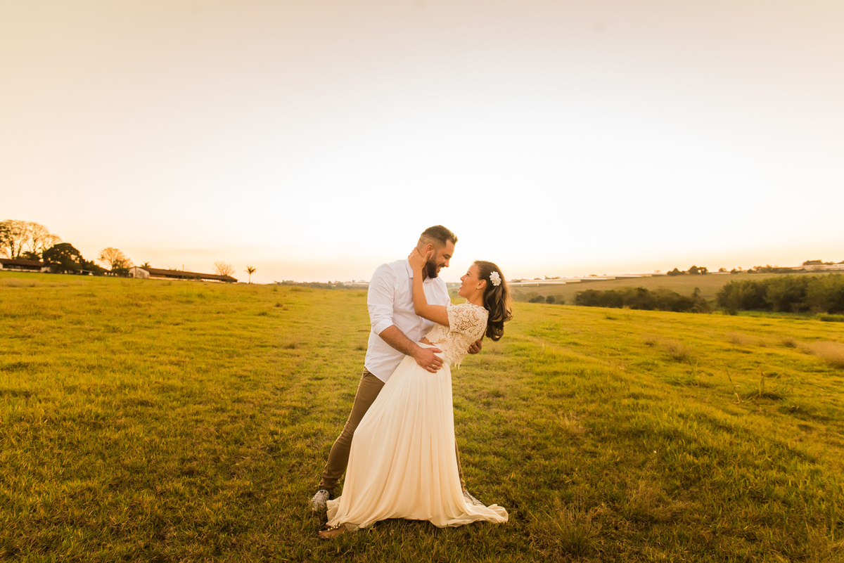 ensaio de casal, pre-wedding casal em campo de feno no por do sol em Holambra cidade das flores