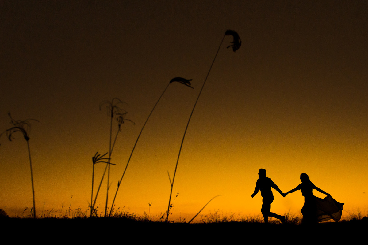 ensaio de casal, pre-wedding casal em campo de feno no por do sol em Holambra cidade das flores