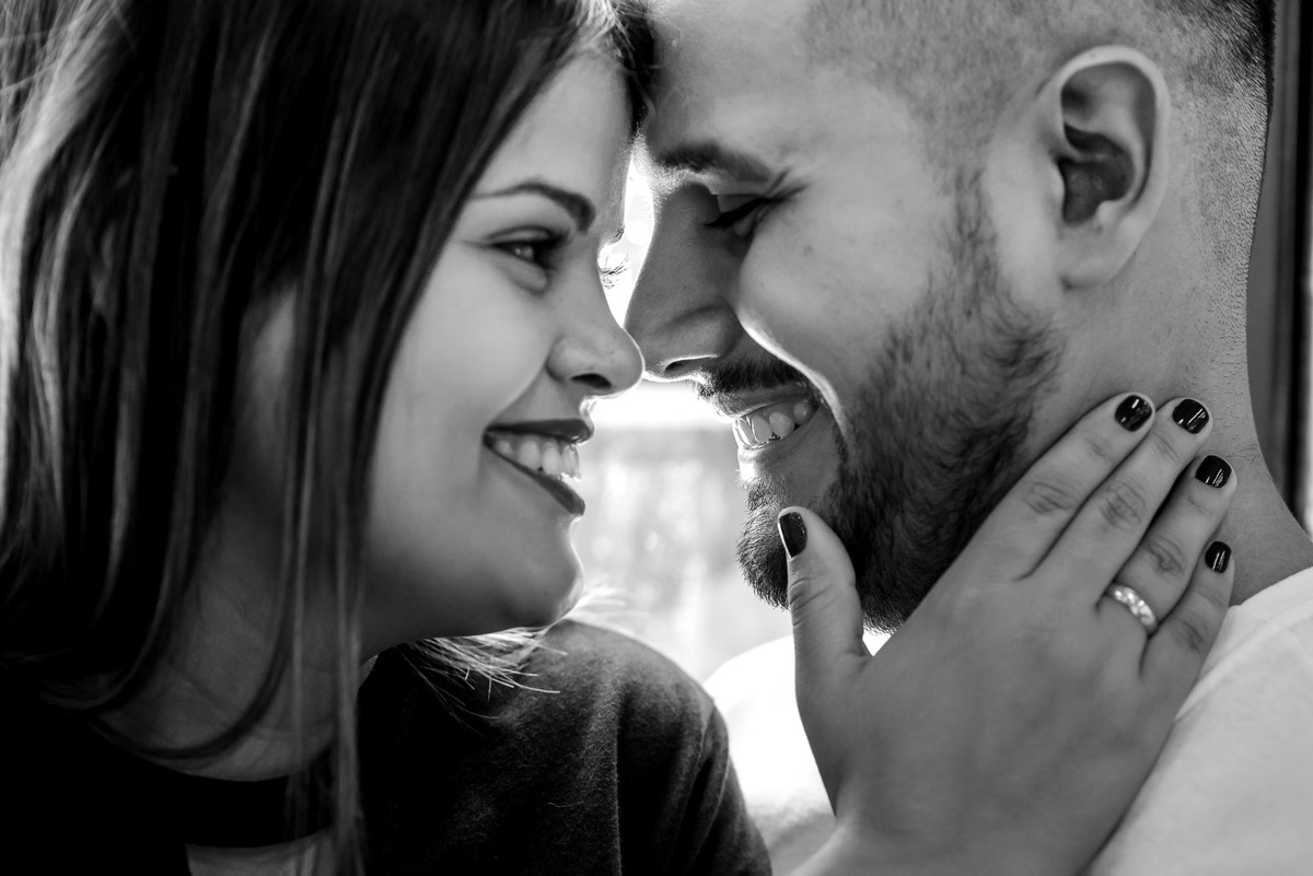 casal fazendo carinho na plataforma de Paranapiacaba com o expresso turistico parado 